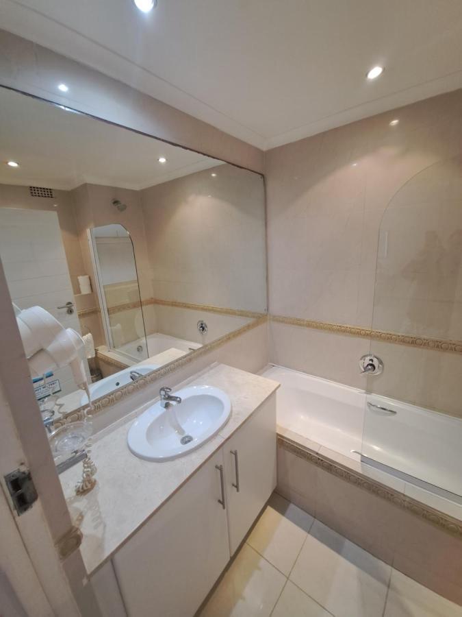 3 Bedroom Sea Facing Family Apartment Cape Town Moullie Point Екстер'єр фото